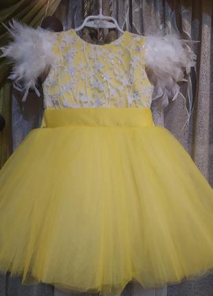 Красивое пышное платье с перьями желтого цвета5 фото