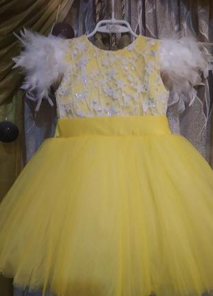 Красивое пышное платье с перьями желтого цвета1 фото