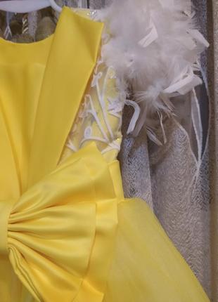 Красивое пышное платье с перьями желтого цвета2 фото