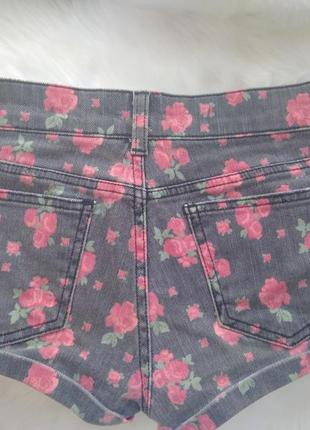 Стильні джинсові шорти в квітковий принт2 фото