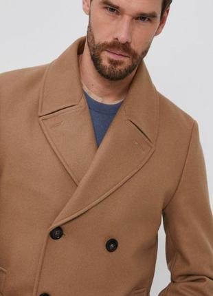 Шикарное мужское пальто бежевого цвета1 фото