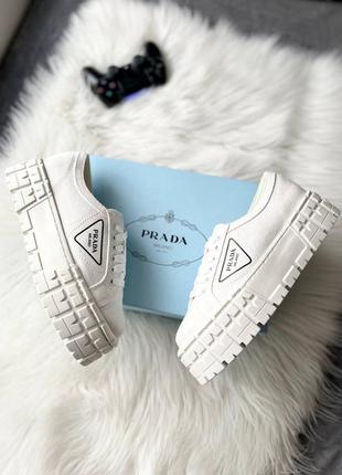 Prada double wheel white брендовые белые массивные кеды на высокой подошве новинка весна лето трендові масивні білі кеди на високій платформі3 фото