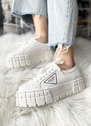 Prada double wheel white брендовые белые массивные кеды на высокой подошве новинка весна лето трендові масивні білі кеди на високій платформі9 фото