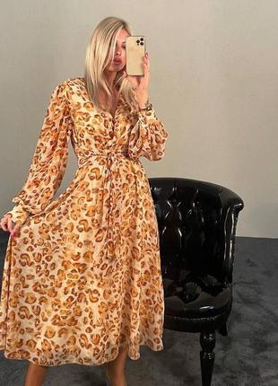 Роскошные платья длины миди с красивым декольте в леопардовый принт 🐆