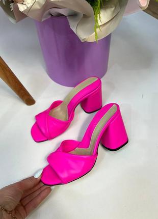 Женские шлёпки мюли из натуральной кожи ярко-розового цвета на устойчивом каблуке 8см