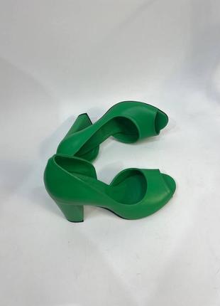 Женские открытые туфли из натуральной кожи зелёного цвета на высоком каблуке столбик2 фото