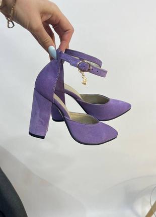 Женские туфли босоножки из натуральной замши лилового цвета на высоком каблуке3 фото