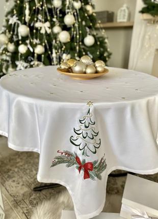Вишита новорічна скатертину на стіл "ялинка з бантом" 135х135 див.