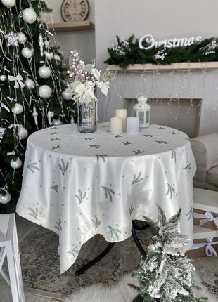 Вышитая новогодняя скатерть на круглый стол  "елочные веточки" 140 см.1 фото