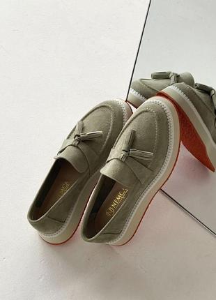 Круті замшеві лофери