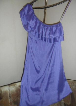 Трендовое платье с оборкой на одно плечо3 фото