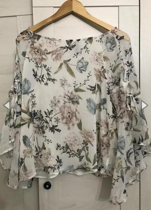 Блуза с цветами.