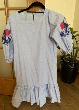 Платье с вышивкой