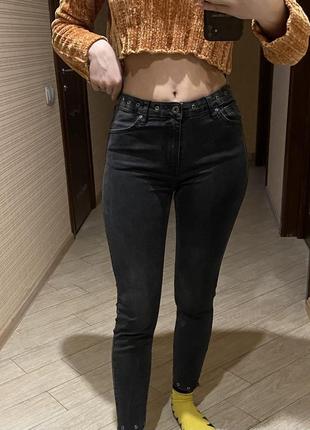 Чорні джинси з необробленим краєм3 фото