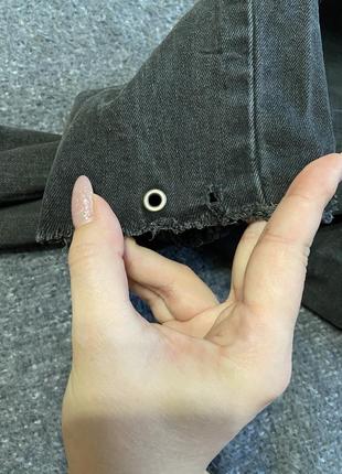 Чорні джинси з необробленим краєм8 фото