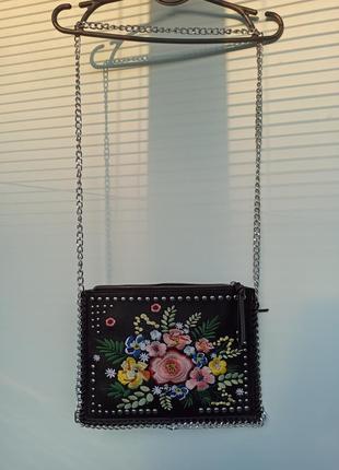 Шкіряна сумка на ремінці-ланцюжку з вишивкою2 фото