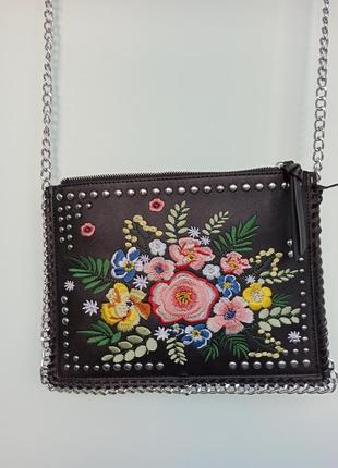Шкіряна сумка на ремінці-ланцюжку з вишивкою