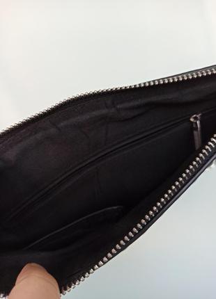 Шкіряна сумка на ремінці-ланцюжку з вишивкою5 фото