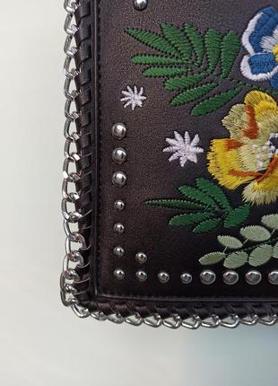 Шкіряна сумка на ремінці-ланцюжку з вишивкою4 фото