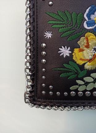 Шкіряна сумка на ремінці-ланцюжку з вишивкою6 фото