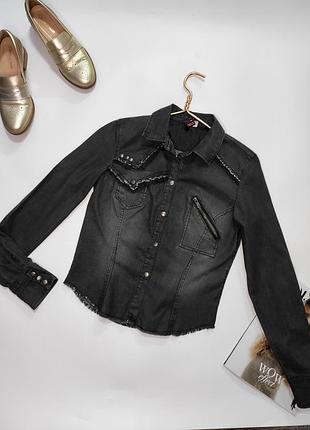 Рубашка блуза блузка джинсовая серая с потертостями нагрудным карманамом серая на заклепках от бренда hm s m5 фото