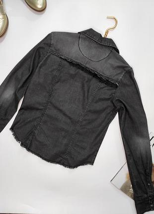 Рубашка блуза блузка джинсовая серая с потертостями нагрудным карманамом серая на заклепках от бренда hm s m4 фото