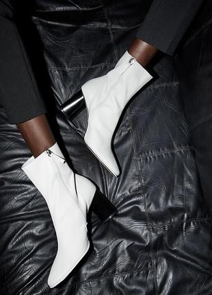 Кожаные ботильоны zara, белого цвета