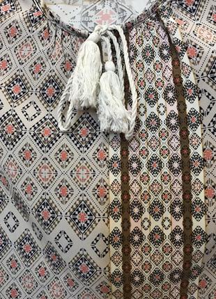 Очень красивая и стильная брендовая блузка в узорах..100% вискоза.