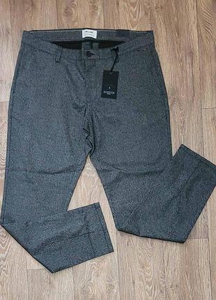 Класичні штани сірого кольору, мяка приємна тканина.