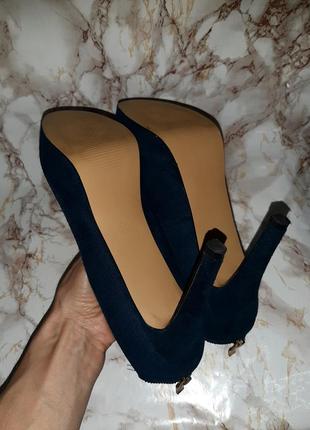 Тёмно-синие туфли под замшу на высоком каблуке и толстой подошве с молниями на пяточке10 фото