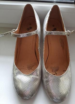 Туфлі срібні