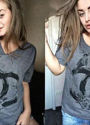 Женская футболка с v-образным вырезом