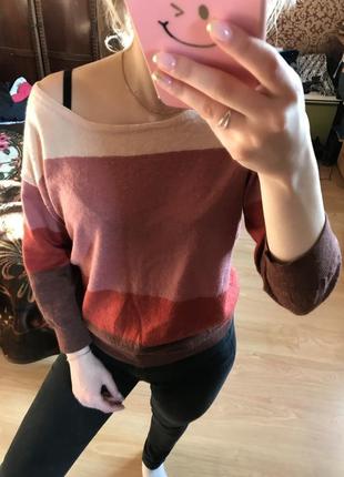 Шерстяной мягкий и одновременно легкий свитер