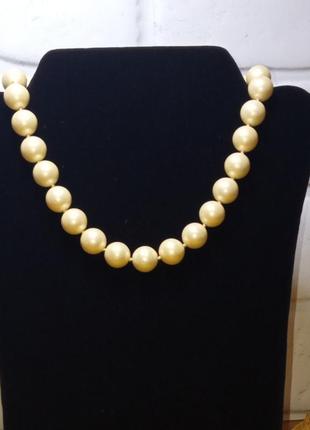 Кольє, намисто, жовтого кольору дуже гарний вигляд.