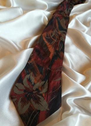 Красива шовкова краватка