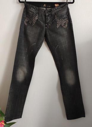 Джинсы с заклепками в стиле рок-н-ролл