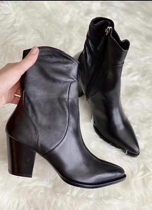 Кожаные казаки новой коллекции zara, черного цвета. новая коллекция, цена сайта 2799 грн.