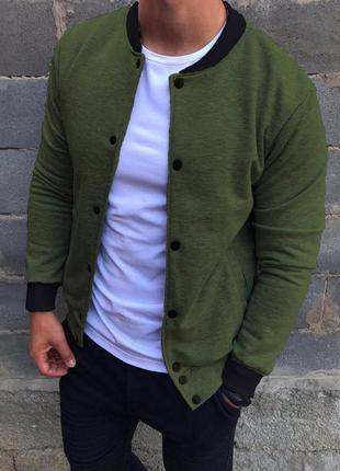 Весняний щільний бомбер на гудзиках