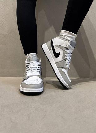 Nike jordan 1 retro smoke grey брендовые высокие серые трендовые кроссовки весна осень жіночі високі сірі кросівки демісезон4 фото