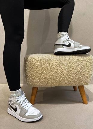 Nike jordan 1 retro smoke grey брендовые высокие серые трендовые кроссовки весна осень жіночі високі сірі кросівки демісезон8 фото