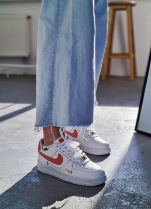 Nike air force 1 mini swoosh coral брендовые кроссовки найк форс белые коралловые трендовая модель новинка жіночі білі трендові кросівки