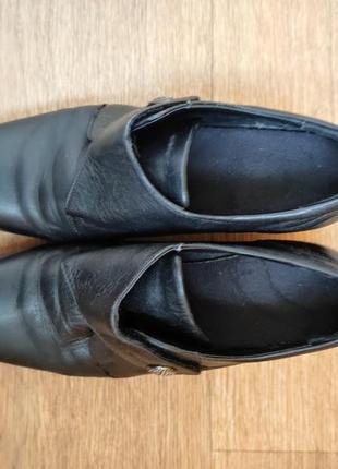 Женские демисезонные черные кожаные туфли на танкетке на высокий подъем4 фото