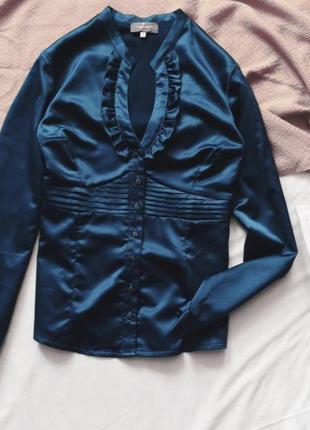 Темно-синяя шелковая блуза с рюшами