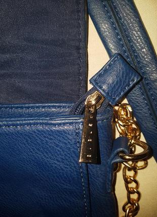 Стильная  синяя сумочка на золотой цепочке цепочке4 фото