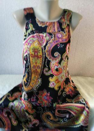 Легка туніка з гарним принтом.