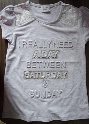 Футболка з випуклими літерами