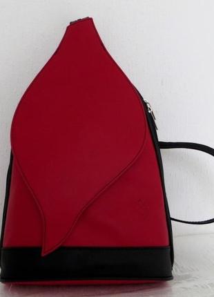 Стильная сумка-рюкзак женская кожаная. красный с черным. италия