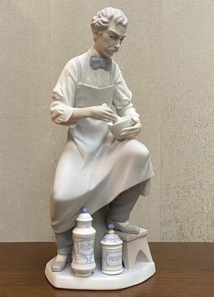 Порцелянова статуетка lladro «фармацевт».