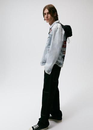 Джинсовая куртка zara с принтом и нашивками4 фото