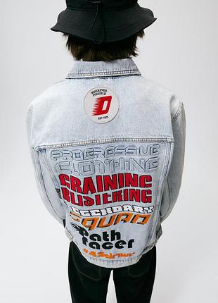 Джинсова куртка zara з принтом і нашивками